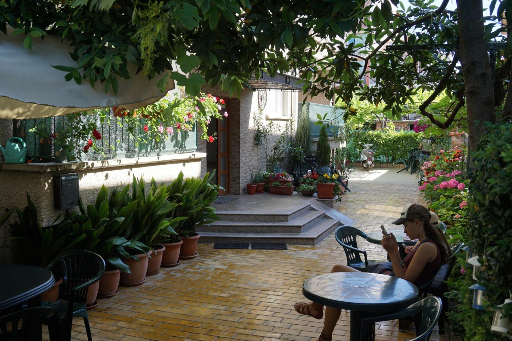 Guest House Lambovi เนเซบาร์ ภายนอก รูปภาพ